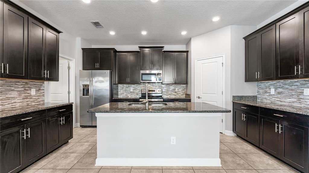 合同活跃: $528,000 (4 贝兹, 3 浴室, 2206 平方英尺)