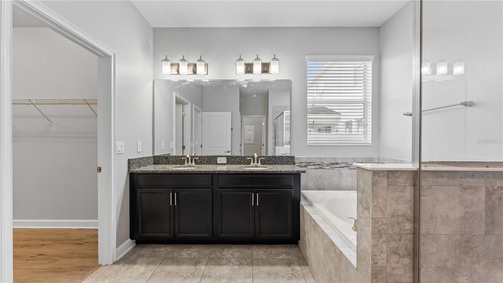 合同活跃: $528,000 (4 贝兹, 3 浴室, 2206 平方英尺)