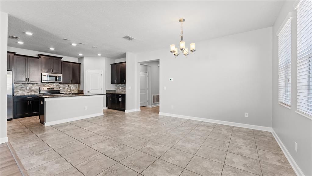 合同活跃: $528,000 (4 贝兹, 3 浴室, 2206 平方英尺)