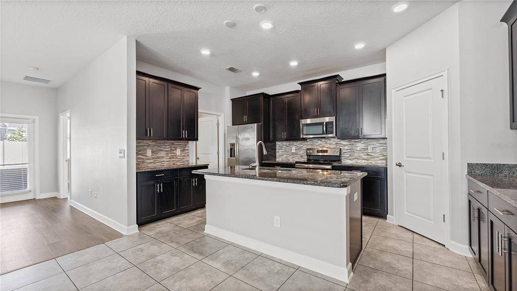 合同活跃: $528,000 (4 贝兹, 3 浴室, 2206 平方英尺)