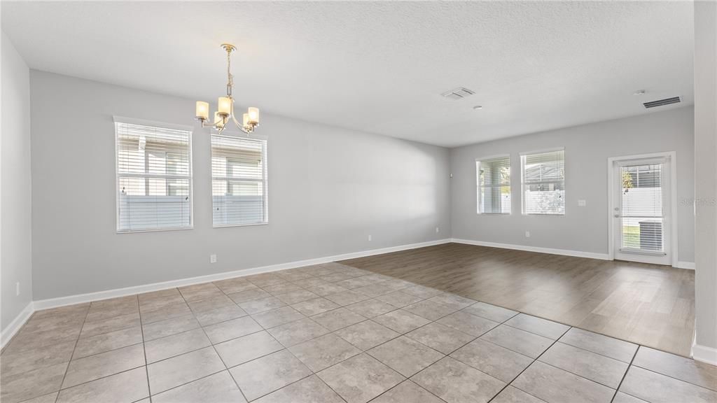 合同活跃: $528,000 (4 贝兹, 3 浴室, 2206 平方英尺)