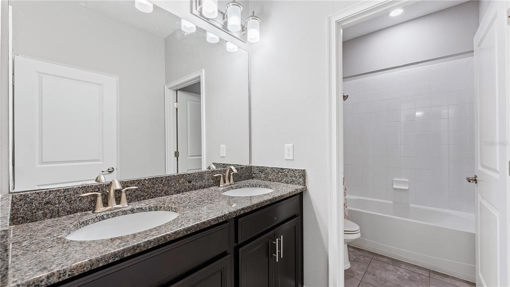 合同活跃: $528,000 (4 贝兹, 3 浴室, 2206 平方英尺)