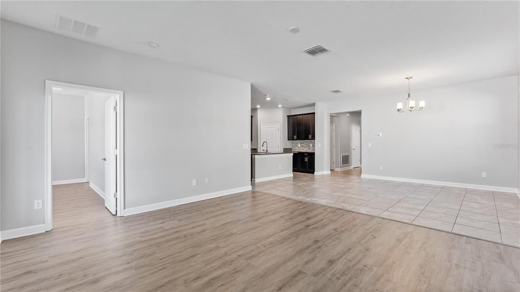 合同活跃: $528,000 (4 贝兹, 3 浴室, 2206 平方英尺)