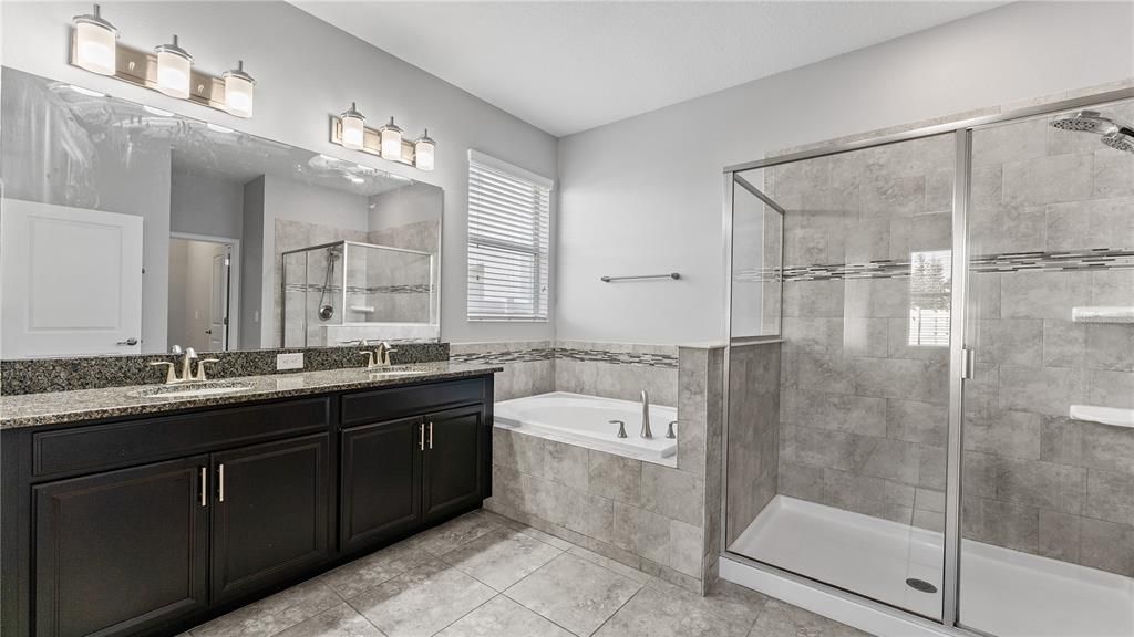 合同活跃: $528,000 (4 贝兹, 3 浴室, 2206 平方英尺)