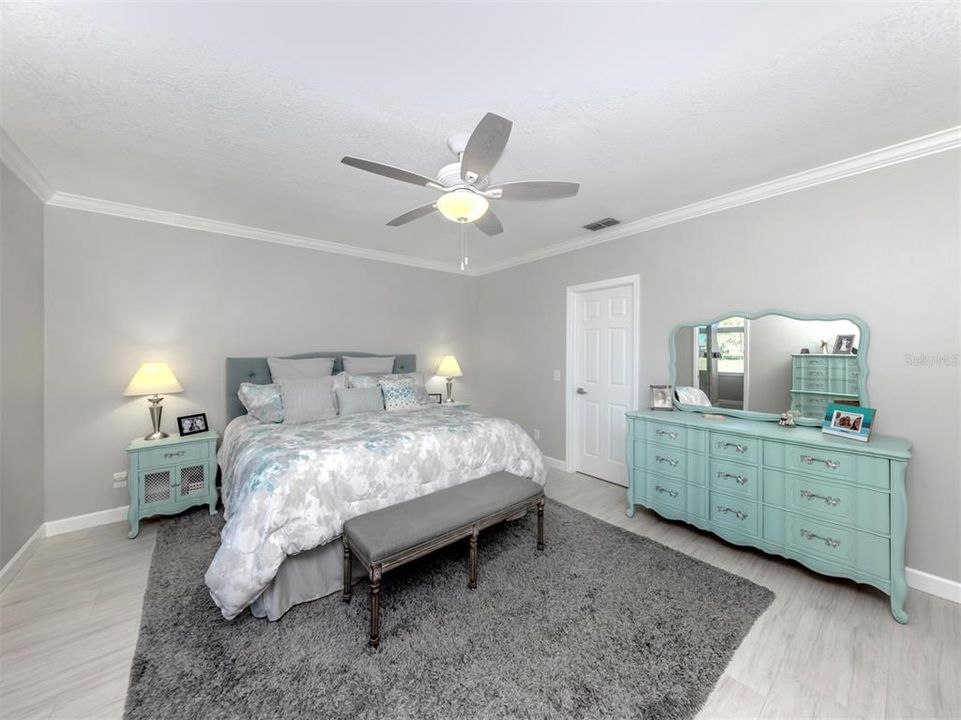 For Sale: $469,000 (2 beds, 2 baths, 2024 Square Feet)