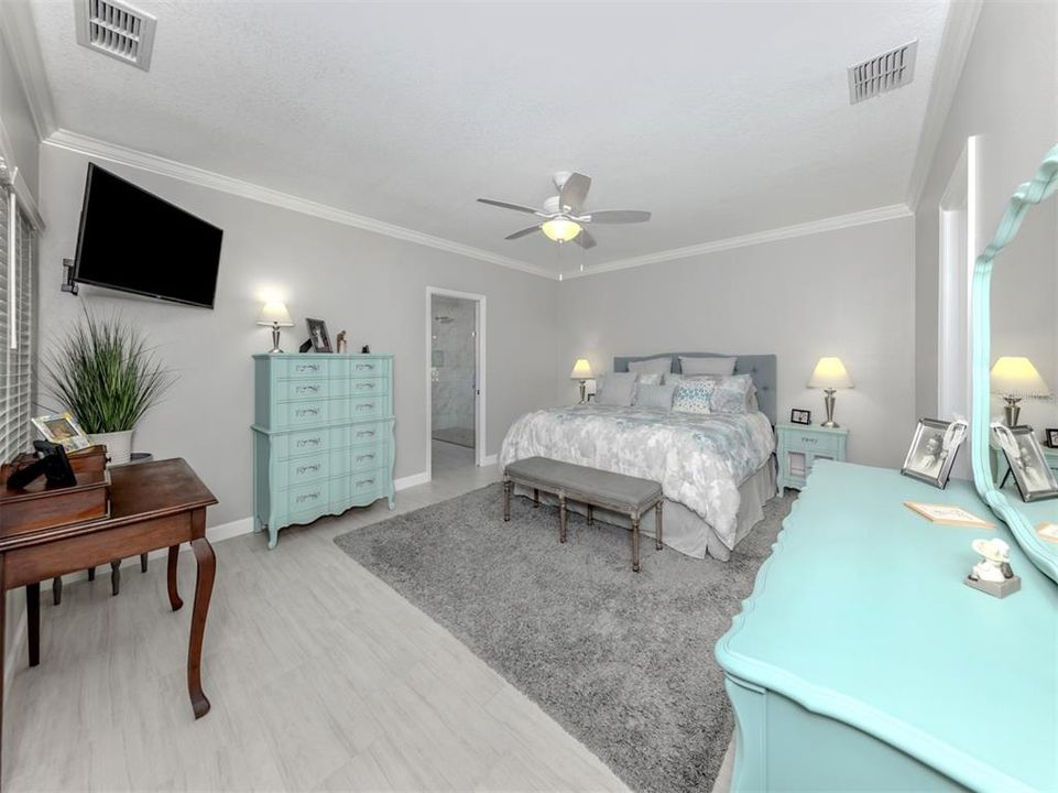 For Sale: $469,000 (2 beds, 2 baths, 2024 Square Feet)