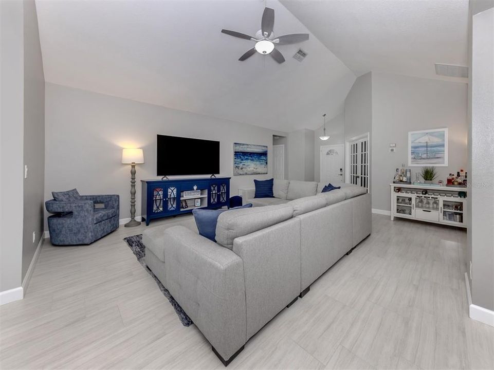 For Sale: $469,000 (2 beds, 2 baths, 2024 Square Feet)