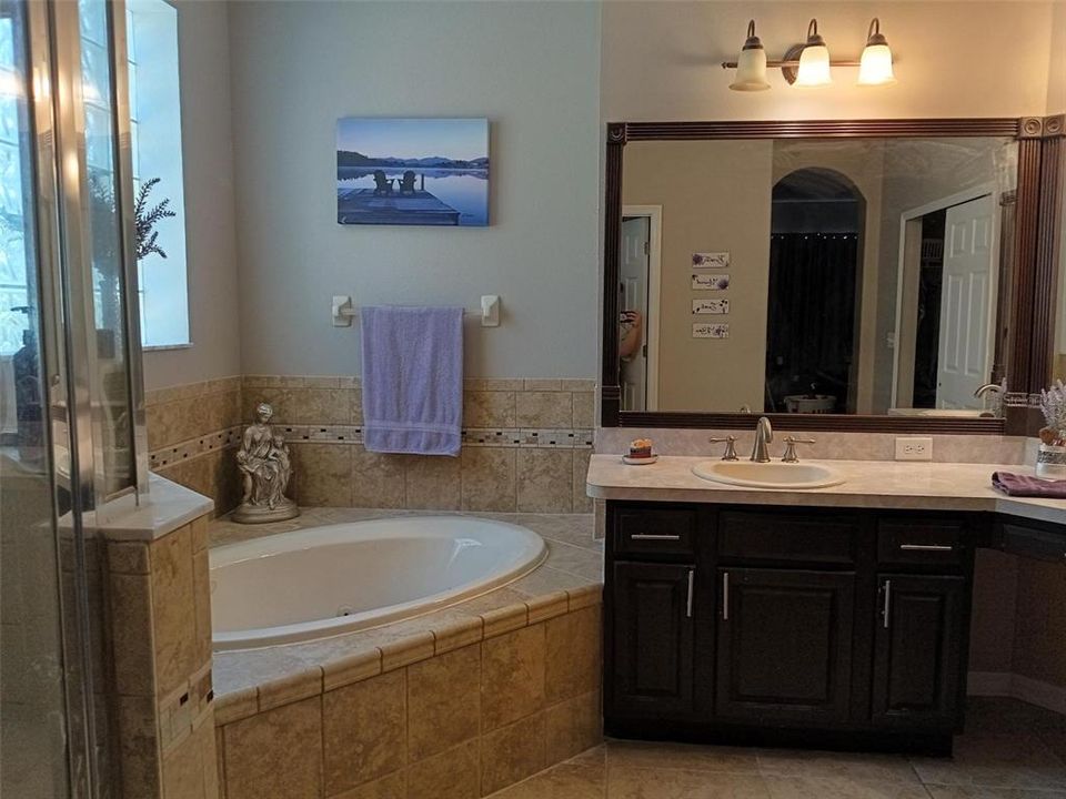 Под контрактом: $715,555 (5 спален, 3 ванн, 3712 Квадратных фут)