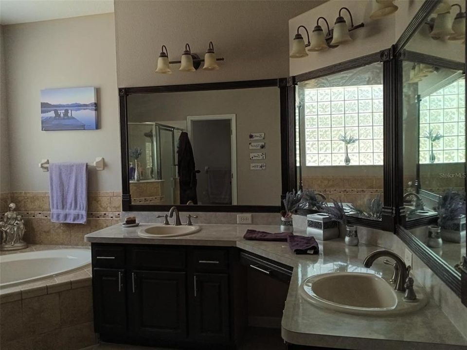 Под контрактом: $715,555 (5 спален, 3 ванн, 3712 Квадратных фут)