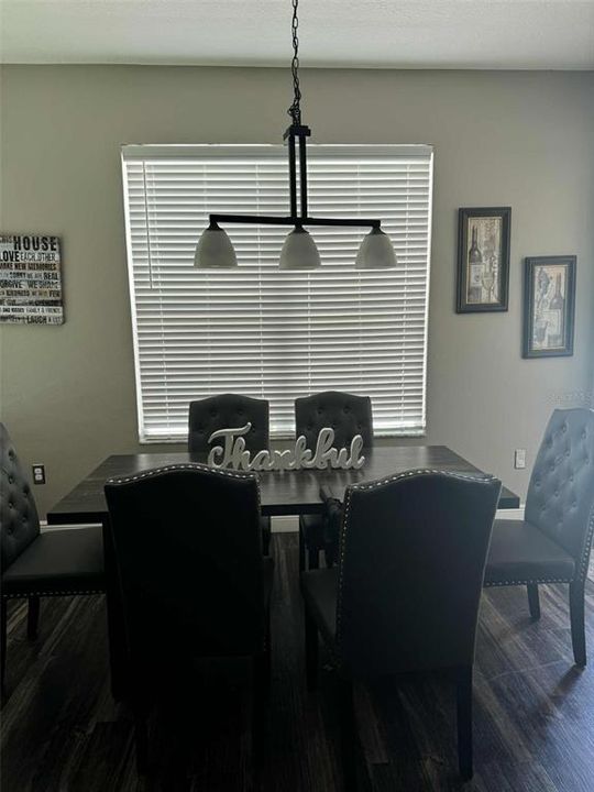 Под контрактом: $715,555 (5 спален, 3 ванн, 3712 Квадратных фут)