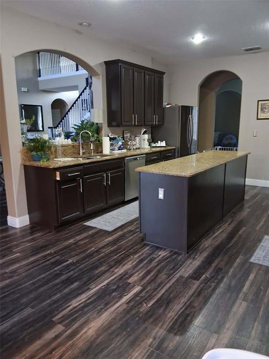 Под контрактом: $715,555 (5 спален, 3 ванн, 3712 Квадратных фут)