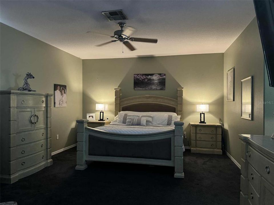 Под контрактом: $715,555 (5 спален, 3 ванн, 3712 Квадратных фут)