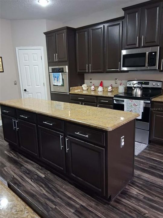 Под контрактом: $715,555 (5 спален, 3 ванн, 3712 Квадратных фут)