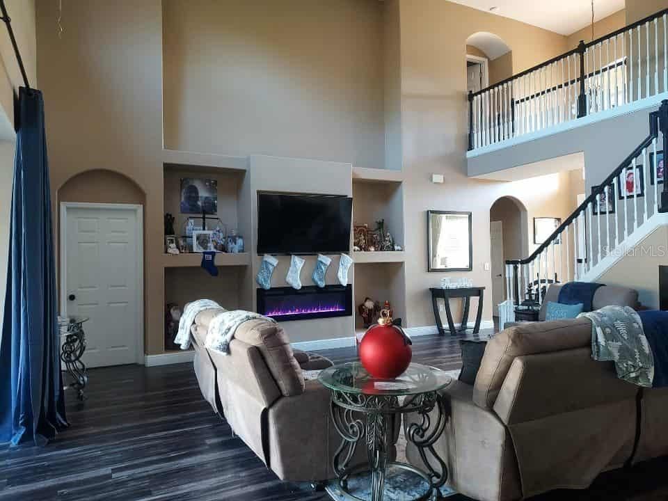 Под контрактом: $715,555 (5 спален, 3 ванн, 3712 Квадратных фут)