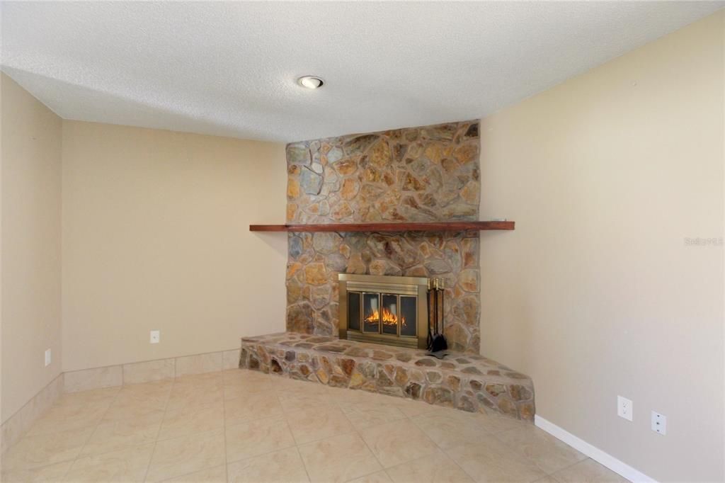 Active With Contract: $349,000 (3 beds, 2 baths, 1424 Square Feet)