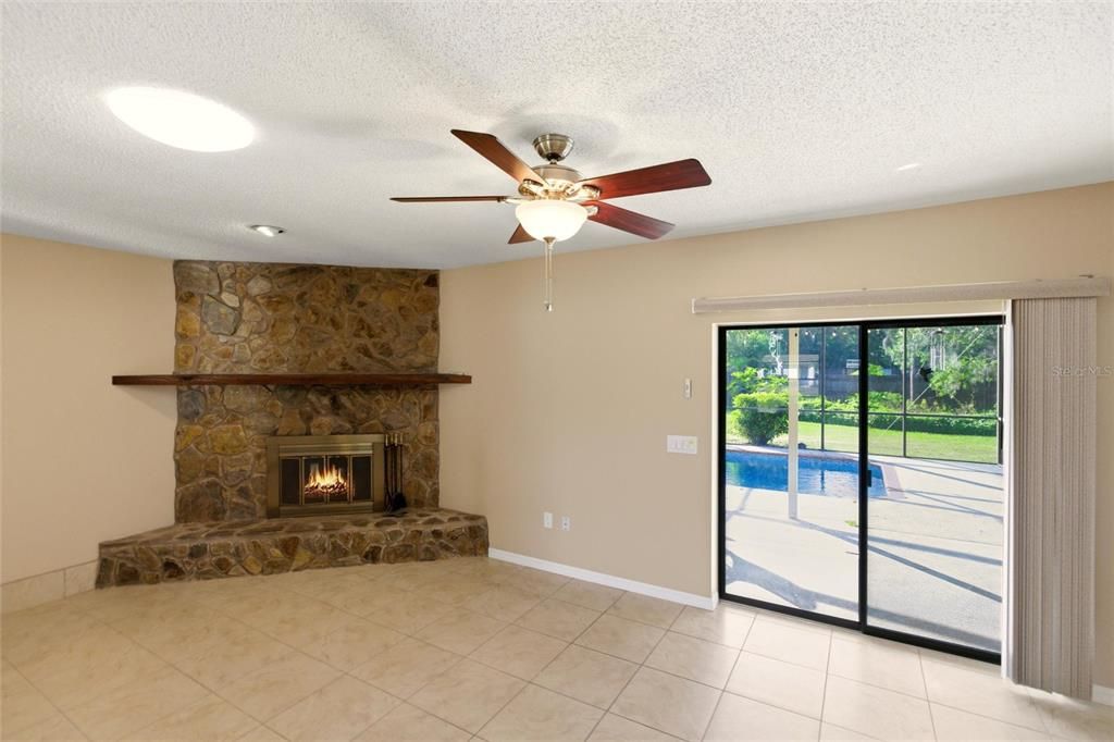 Active With Contract: $349,000 (3 beds, 2 baths, 1424 Square Feet)