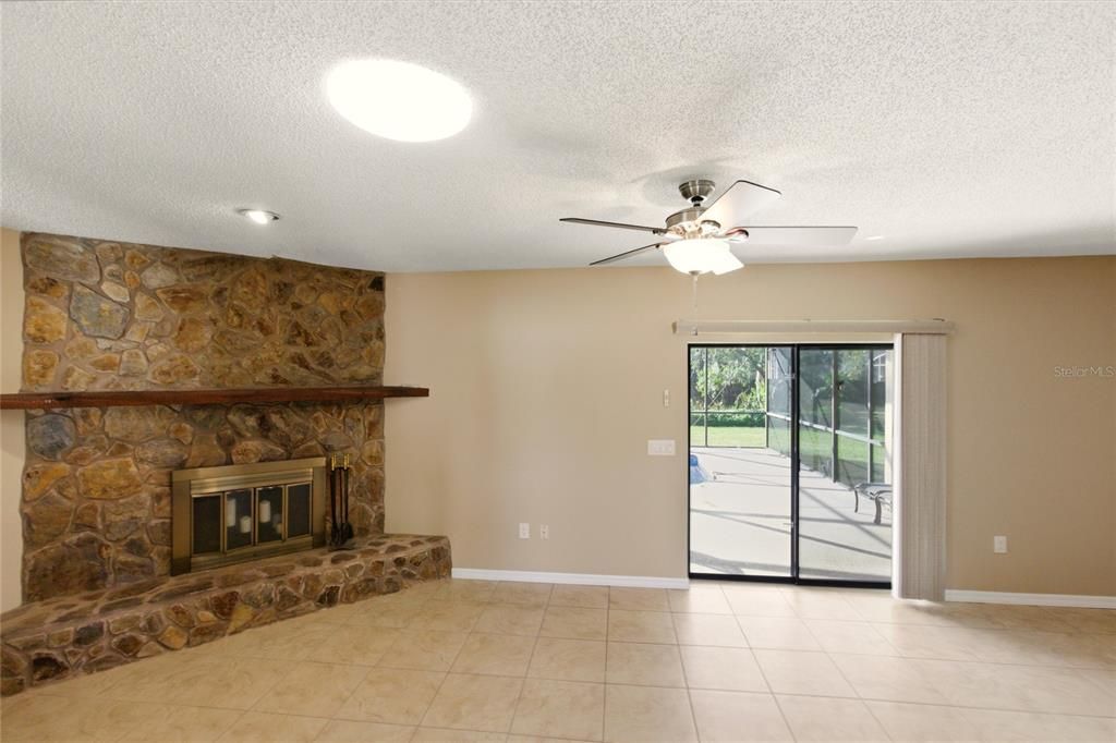 Active With Contract: $349,000 (3 beds, 2 baths, 1424 Square Feet)