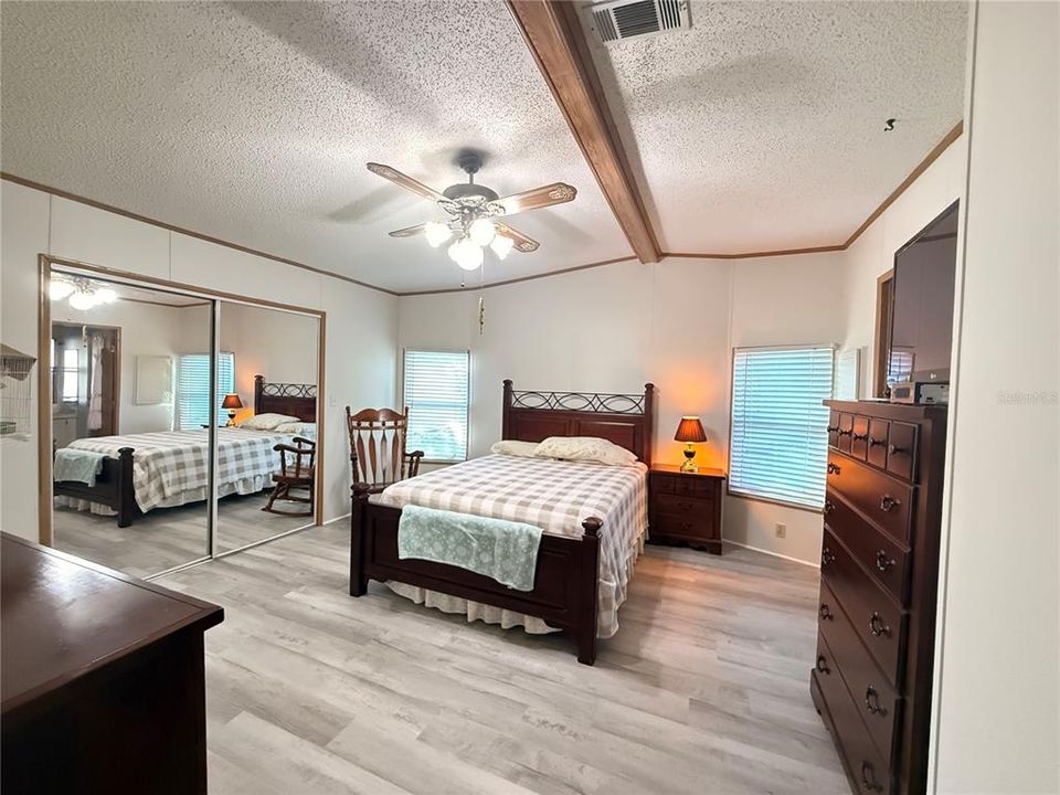 На продажу: $154,000 (2 спален, 2 ванн, 1226 Квадратных фут)