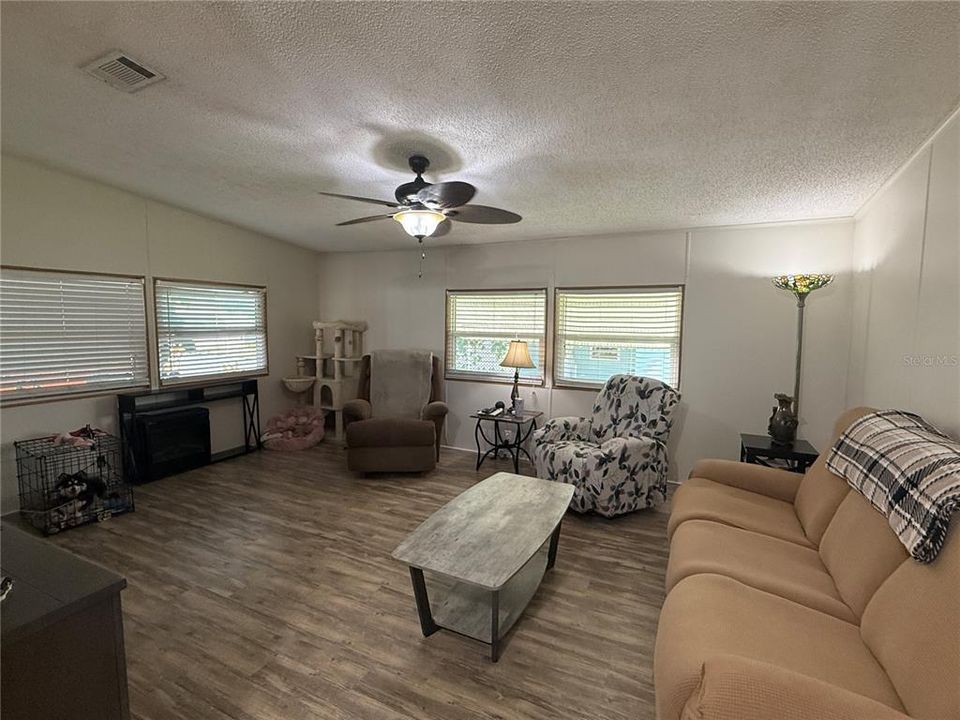 На продажу: $154,000 (2 спален, 2 ванн, 1226 Квадратных фут)