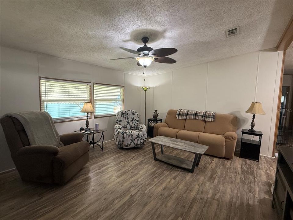 На продажу: $154,000 (2 спален, 2 ванн, 1226 Квадратных фут)