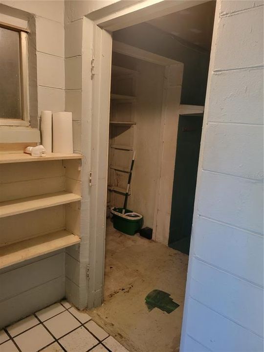 合同活跃: $225,000 (3 贝兹, 1 浴室, 1120 平方英尺)