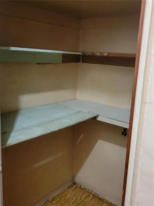 合同活跃: $225,000 (3 贝兹, 1 浴室, 1120 平方英尺)