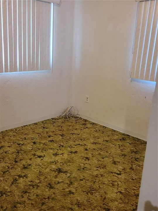 合同活跃: $225,000 (3 贝兹, 1 浴室, 1120 平方英尺)