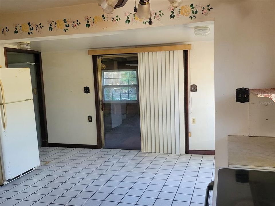 合同活跃: $225,000 (3 贝兹, 1 浴室, 1120 平方英尺)