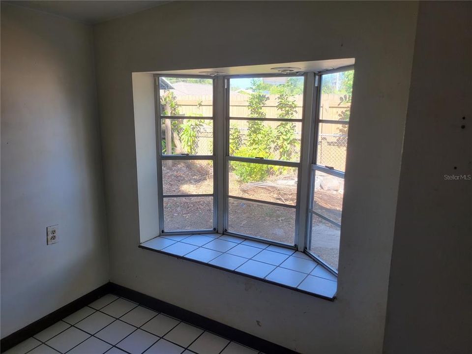 合同活跃: $225,000 (3 贝兹, 1 浴室, 1120 平方英尺)