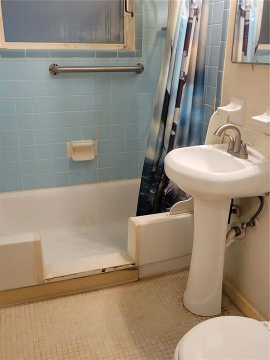 合同活跃: $225,000 (3 贝兹, 1 浴室, 1120 平方英尺)