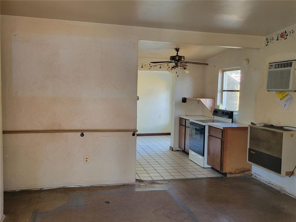 合同活跃: $225,000 (3 贝兹, 1 浴室, 1120 平方英尺)