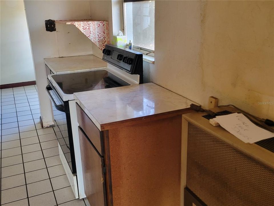 合同活跃: $225,000 (3 贝兹, 1 浴室, 1120 平方英尺)