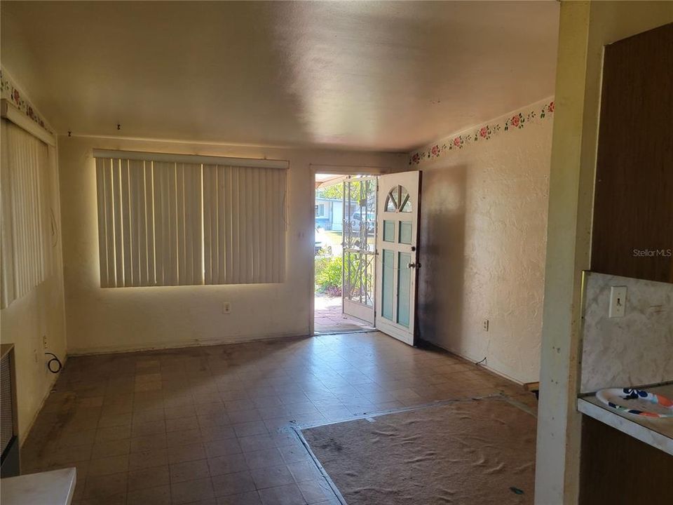 合同活跃: $225,000 (3 贝兹, 1 浴室, 1120 平方英尺)