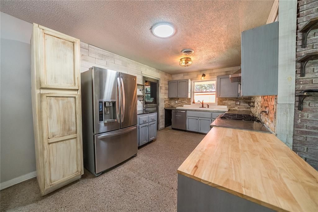 For Sale: $297,000 (3 beds, 3 baths, 1898 Square Feet)