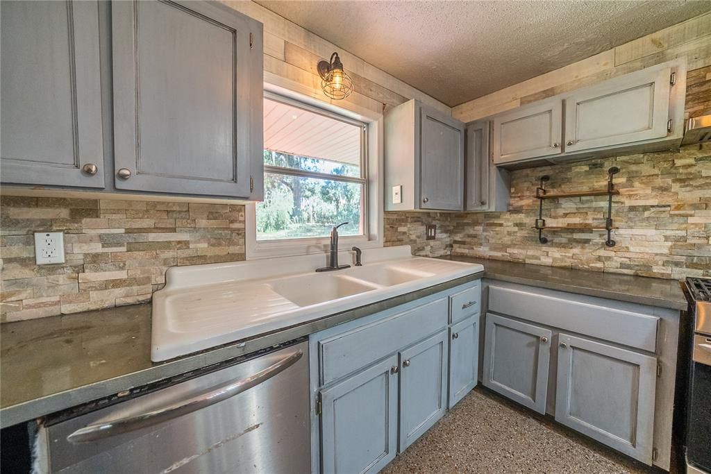 For Sale: $297,000 (3 beds, 3 baths, 1898 Square Feet)