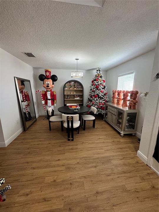 En Venta: $499,900 (4 camas, 2 baños, 2846 Pies cuadrados)