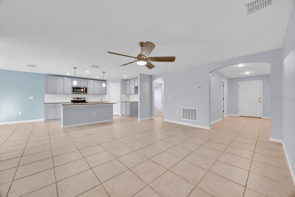 На продажу: $325,000 (4 спален, 2 ванн, 1767 Квадратных фут)