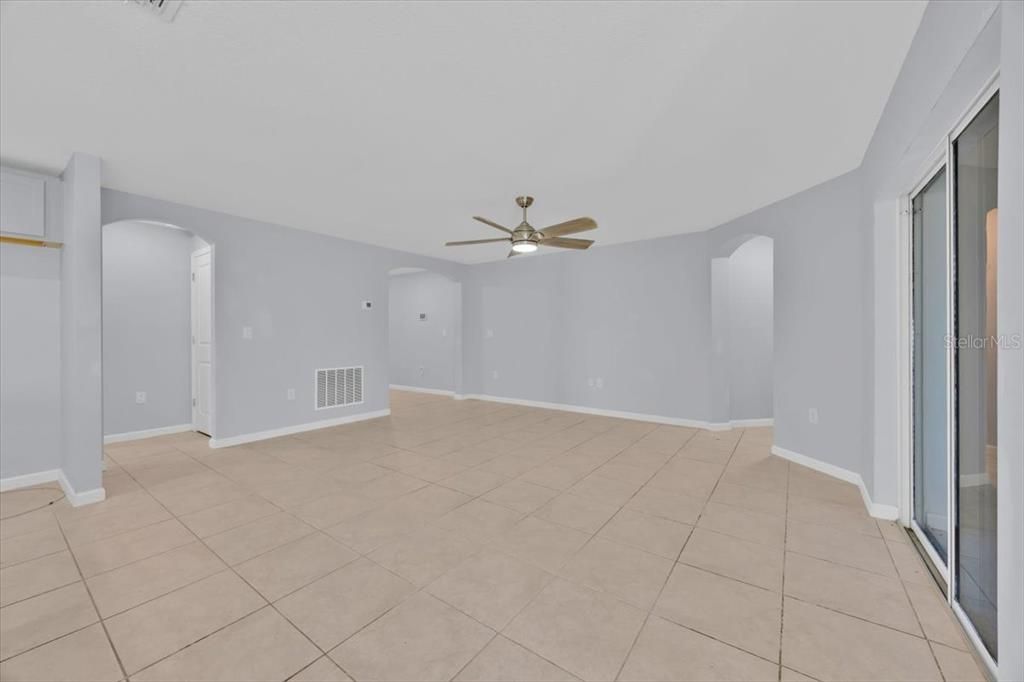 На продажу: $325,000 (4 спален, 2 ванн, 1767 Квадратных фут)