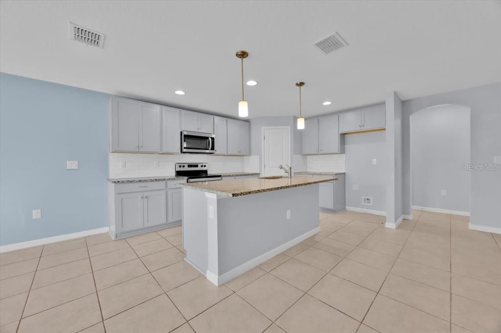 На продажу: $325,000 (4 спален, 2 ванн, 1767 Квадратных фут)