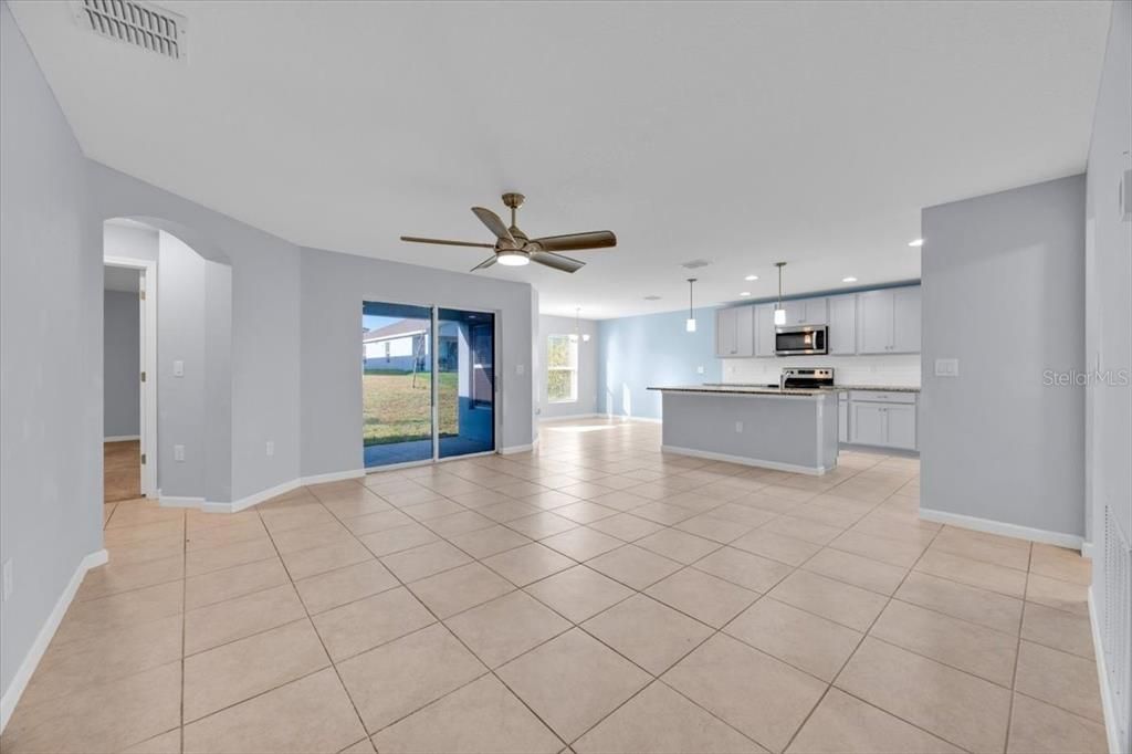 На продажу: $325,000 (4 спален, 2 ванн, 1767 Квадратных фут)