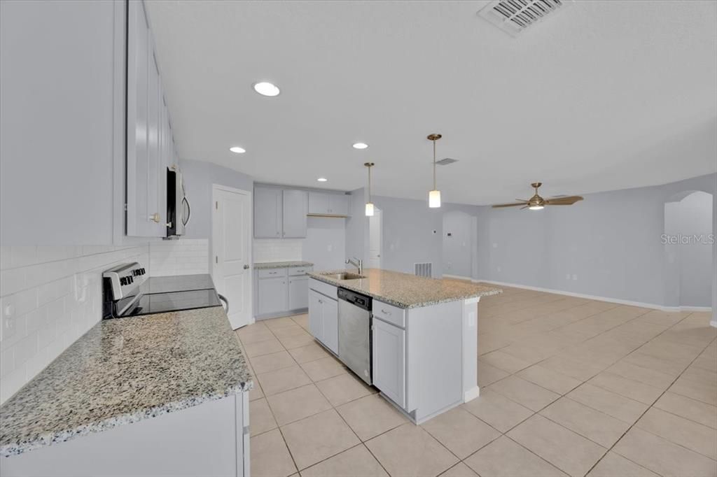 На продажу: $325,000 (4 спален, 2 ванн, 1767 Квадратных фут)