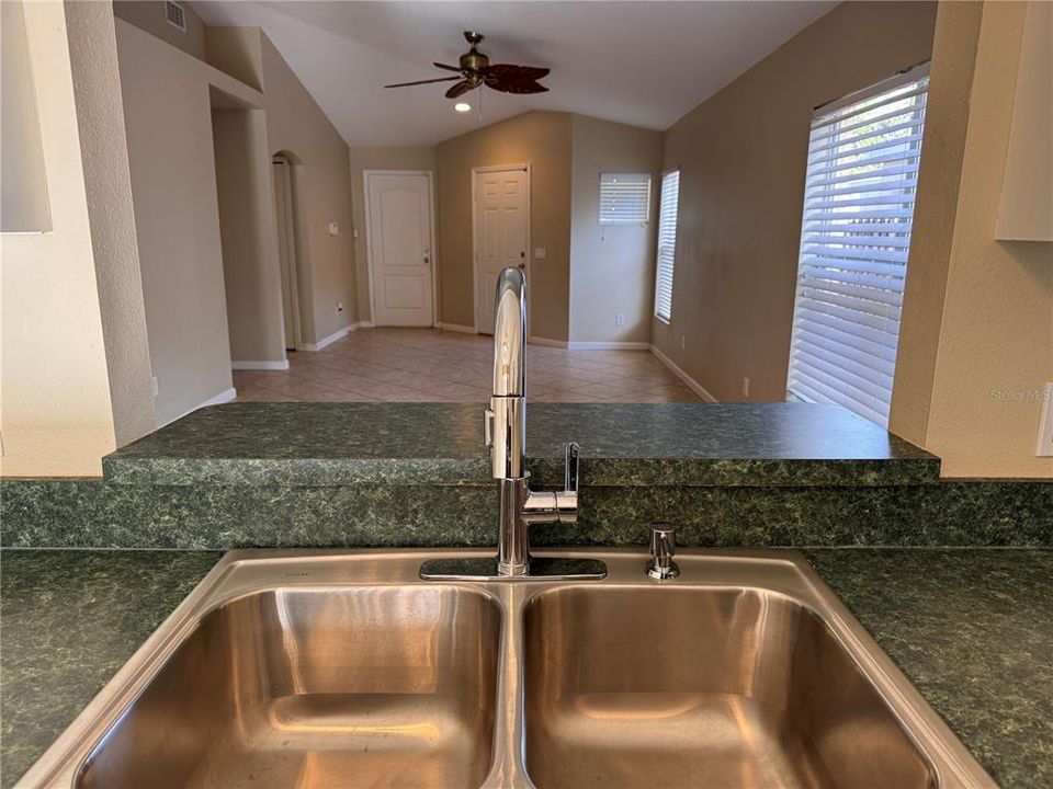 В аренду: $2,150 (3 спален, 2 ванн, 1317 Квадратных фут)