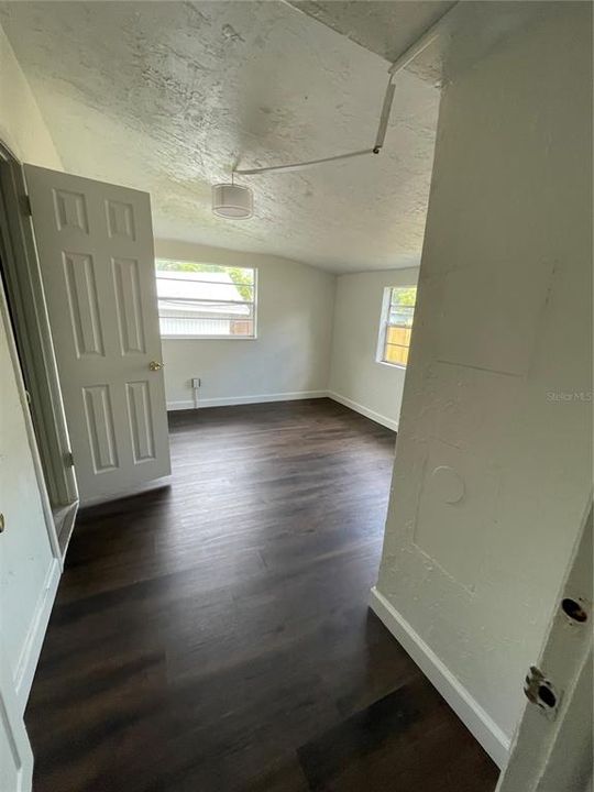 For Rent: $1,450 (1 beds, 1 baths, 1946 Square Feet)