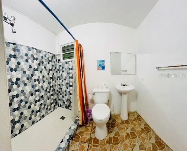 На продажу: $299,777 (5 спален, 4 ванн, 1542 Квадратных фут)