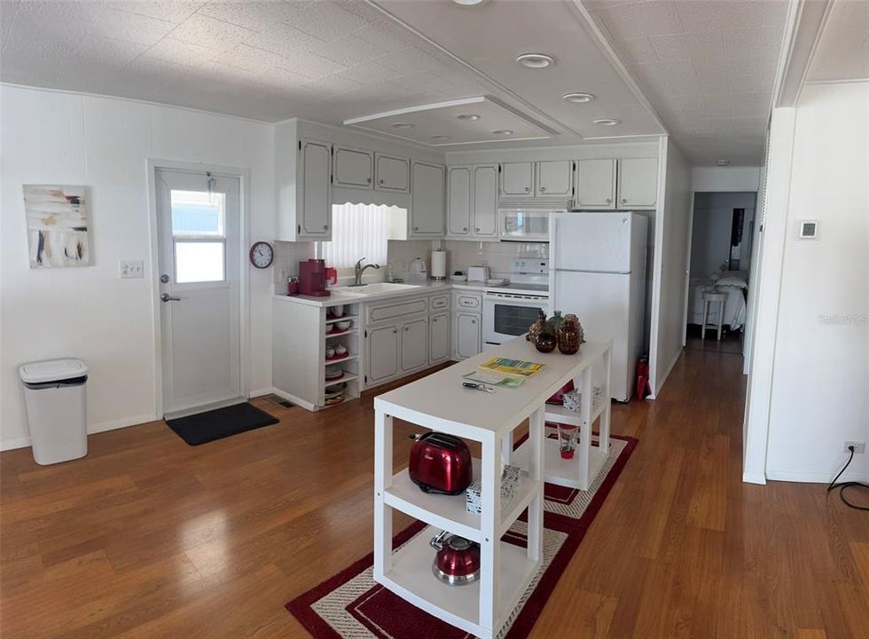 Active With Contract: $140,000 (2 beds, 1 baths, 1032 Square Feet)