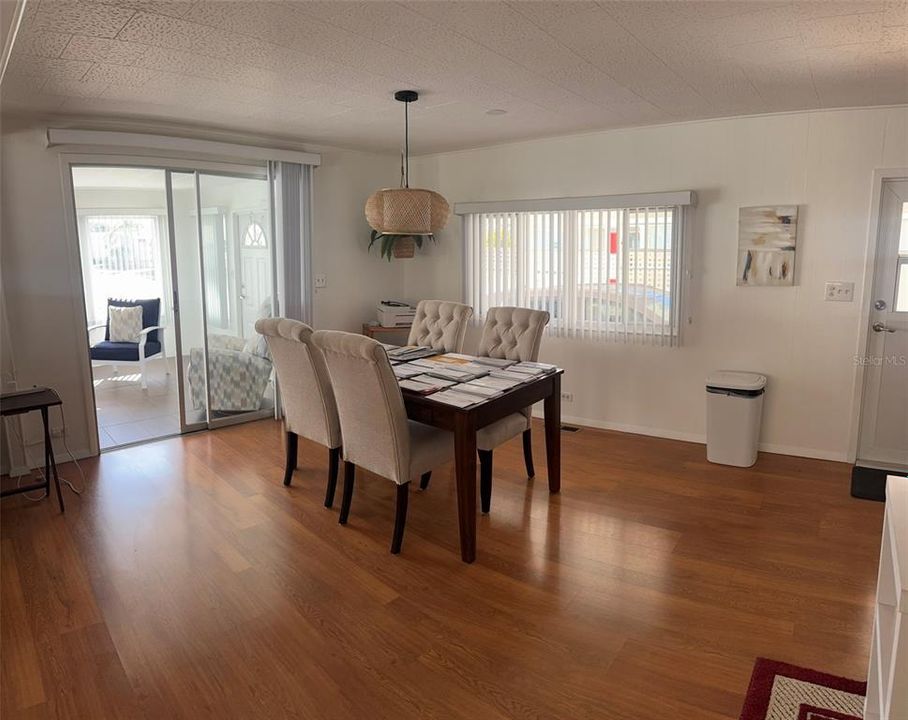 Active With Contract: $140,000 (2 beds, 1 baths, 1032 Square Feet)