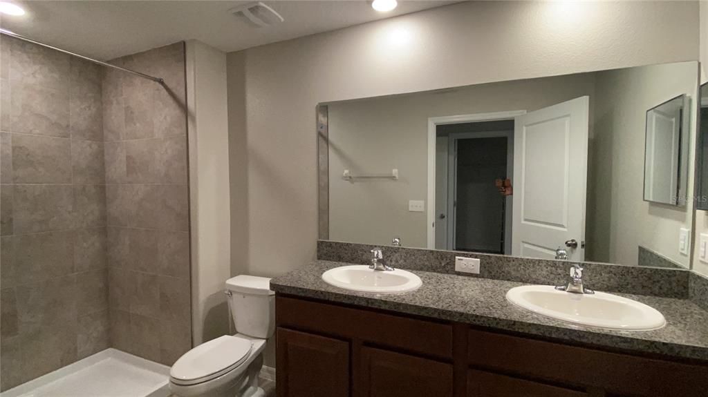 出租: $2,100 (3 贝兹, 2 浴室, 1663 平方英尺)