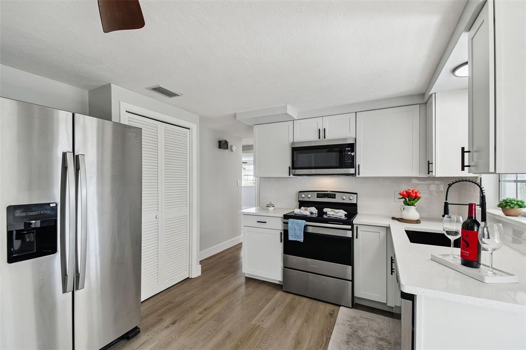 For Sale: $235,000 (2 beds, 2 baths, 936 Square Feet)