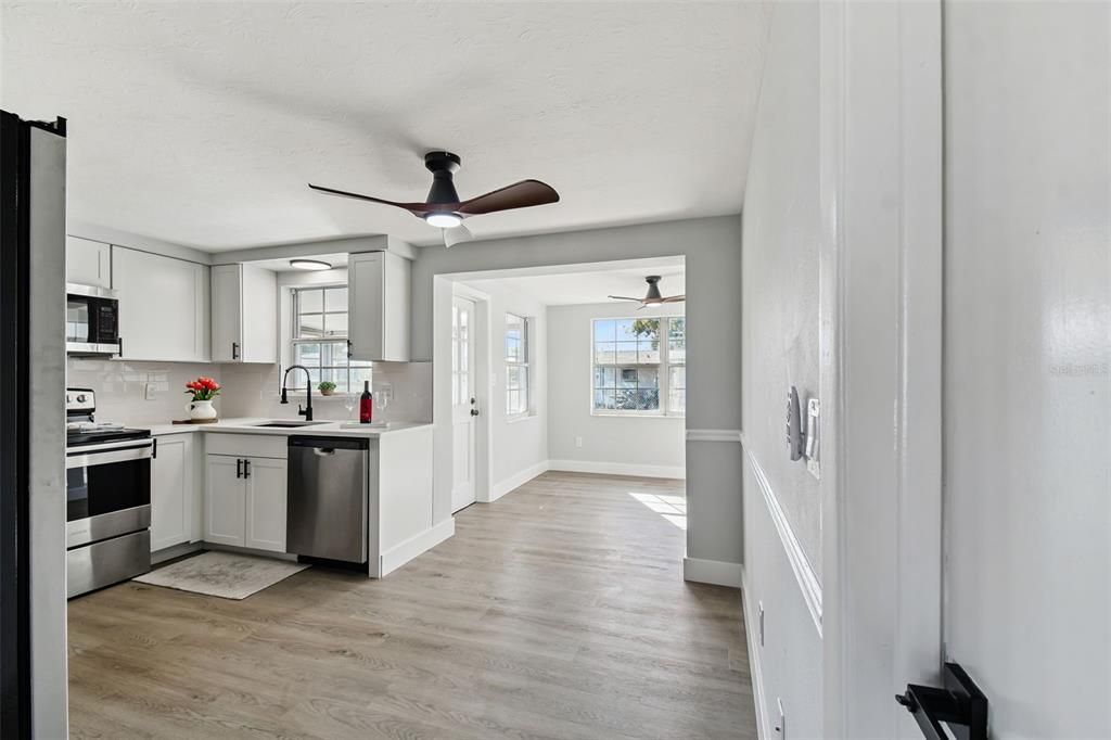 For Sale: $235,000 (2 beds, 2 baths, 936 Square Feet)