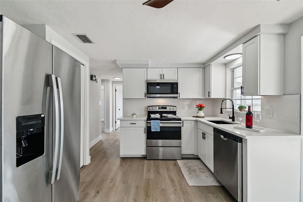 For Sale: $235,000 (2 beds, 2 baths, 936 Square Feet)